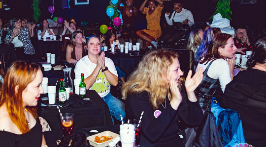 영국 런던에서열린 K-POP 댄스행사 버블팝브런치에서 참석자들이 참이슬을 즐기고 있다. <하이트진로 제공>